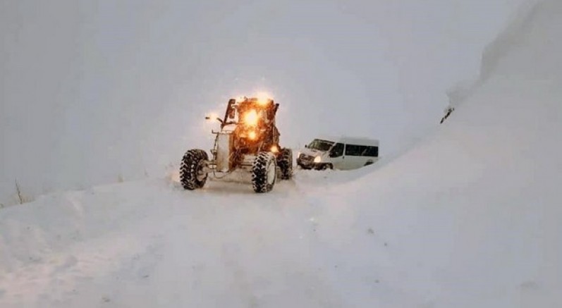 Erzincan’da kar ve tipiden köy yolları kapandı