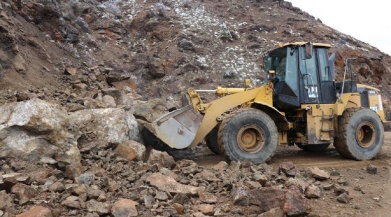 Erzurum’da heyelan yolu kapattı