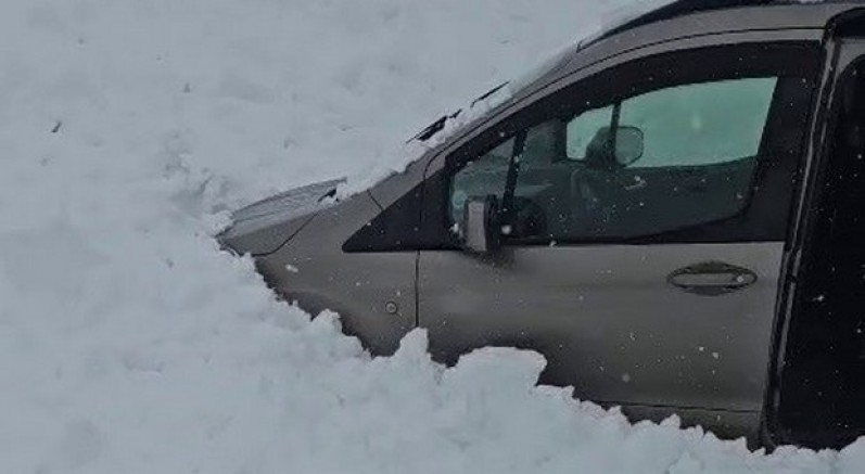 Erzurum'da yola çığ düştü