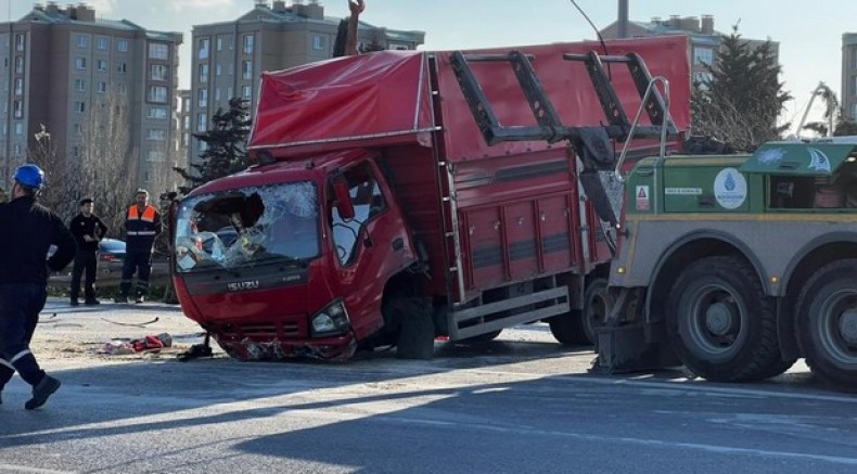 Esenler'de otomobil kamyonete çarptı: 6 yaralı