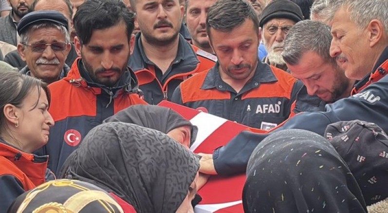 Eşi tabutuna son kez sarıldı