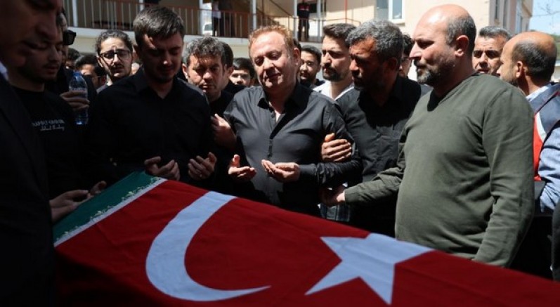 Eşi ve çocukları tabut başında gözyaşı döktü