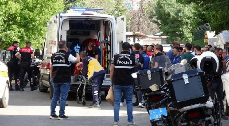 Eşini ve kızını öldürdü