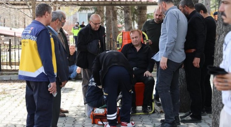 Eşinin cenazesinde fenalaştı