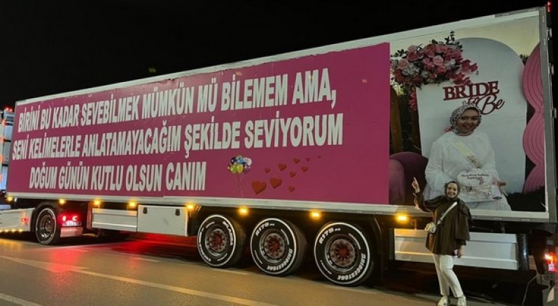 Eşinin doğum günü için 25 metrelik tırı kapladı