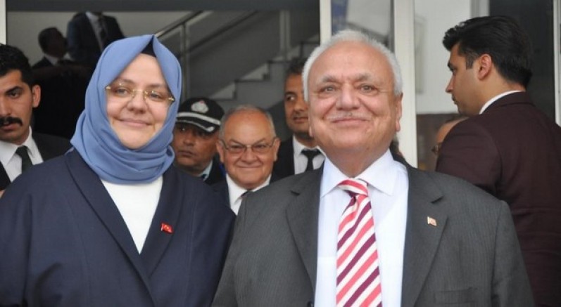 Eski bakanlar kazada yaralandı