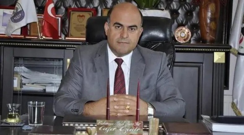 Eski başkanı oğlu baltayla öldürdü