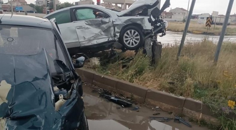 Eskişehir-Afyonkarahisar yolunda kaza: 2'si ağır 4 yaralı