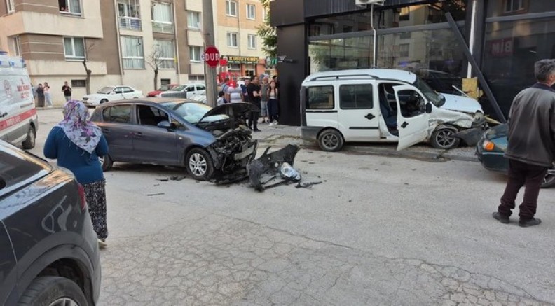 Eskişehir'de kavşakta 2 araç çarpıştı: 2 yaralı