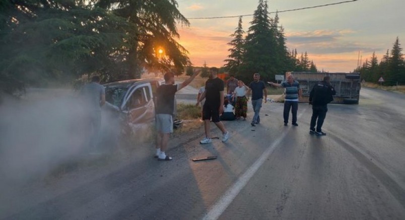 Eskişehir'de ticari araç ile traktör çarpıştı: 2 yaralı