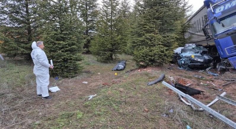 Eskişehir'de tır otomobili altına aldı: 1 ölü, 1'i ağır 2 yaralı