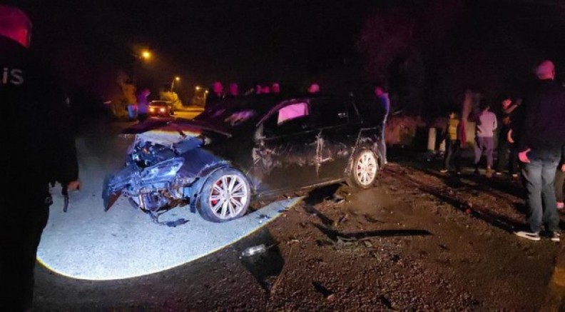 Evin duvarına çarpan otomobil takla attı: 1 yaralı