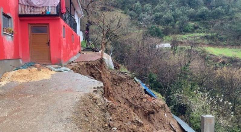 Evinde mahsur kalan kadın kurtarıldı
