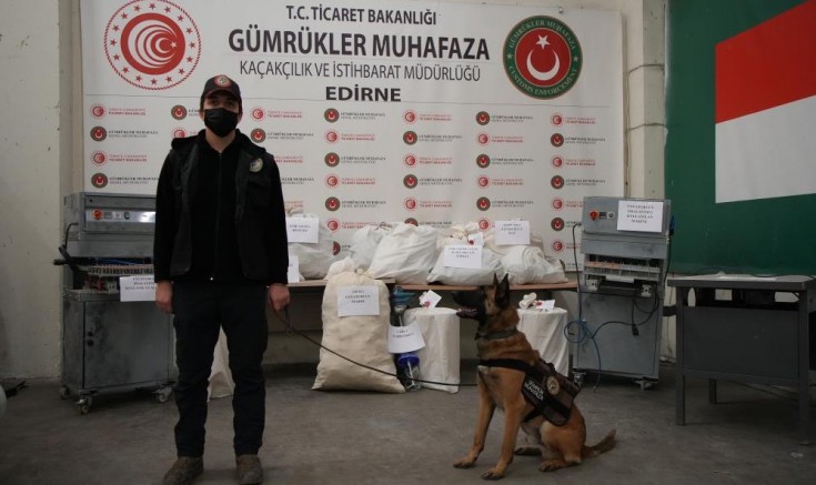 Evini uyuşturucu imalathanesine çevirmiş