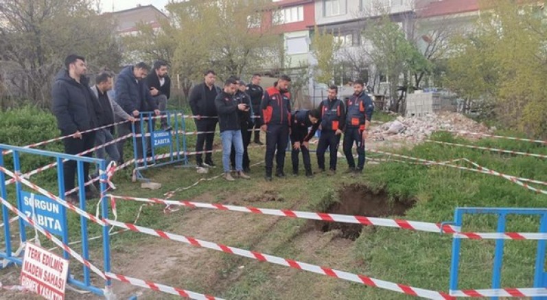Evlerin arasında oluşan obruk mahalleyi tedirgin etti