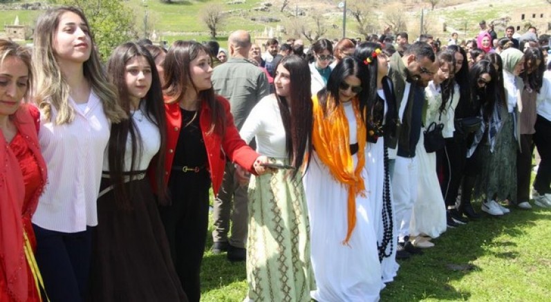 Ezidiler 'Çarşema Sor Bayramı'nı festival havasında kutladı