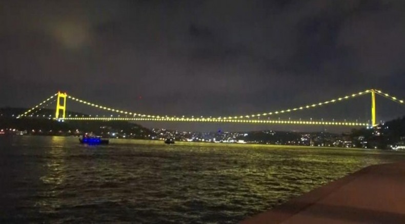 Fatih Sultan Mehmet Köprüsü sarıya büründü