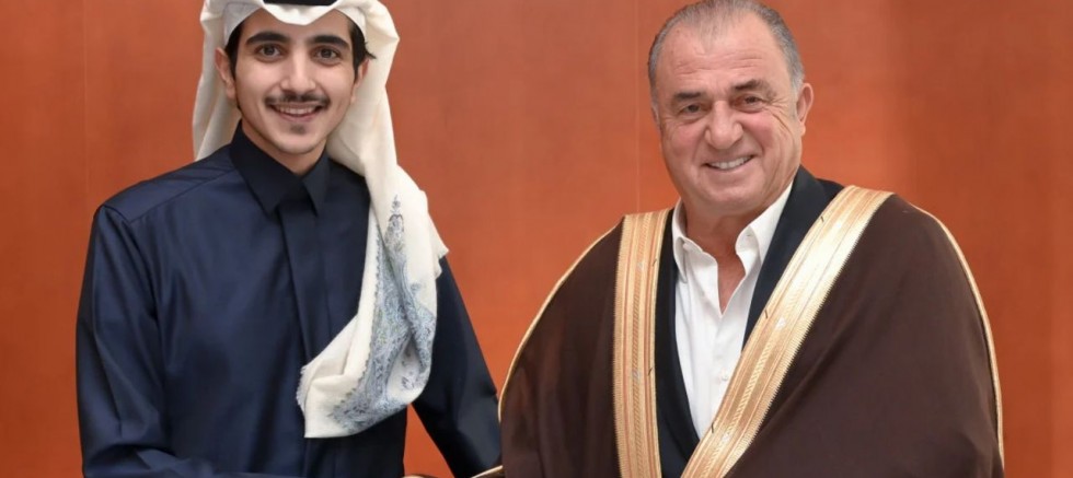 Fatih Terim imzayı attı, yöresel kıyafeti giydi