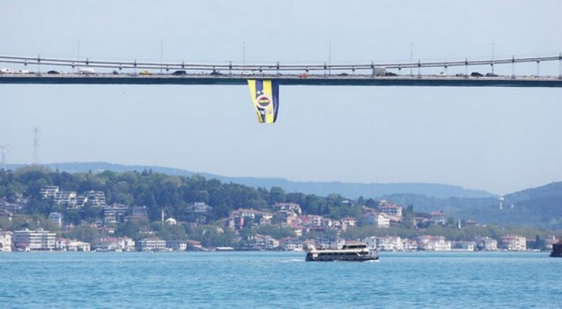 Fenerbahçe'nin bayrakları köprülere asıldı