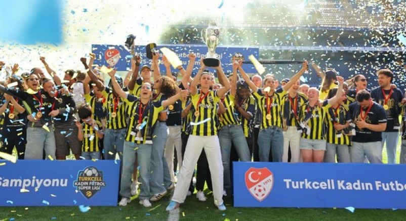 Fenerbahçe şampiyonluk kupasını kaldırdı