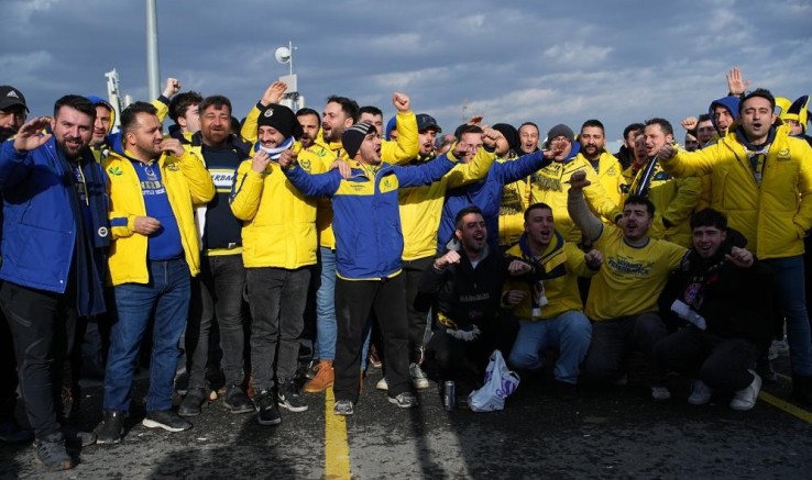 Fenerbahçe taraftarı stada geldi