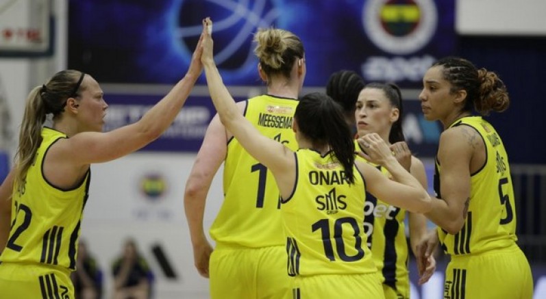 Fenerbahçe yarı final serisinde 1-0 öne geçti