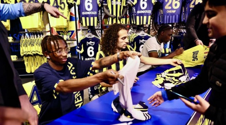 Fenerbahçeli futbolcular taraftarla buluştu
