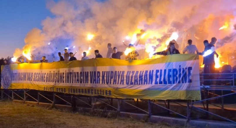 Fenerbahçeli futbolculara taraftardan akşam sürprizi