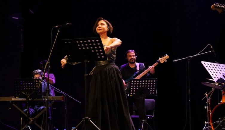Feryal Öney ile türkü dolu gece