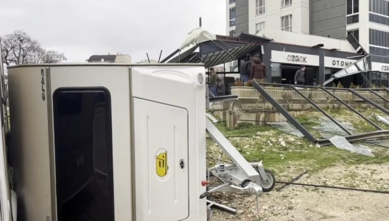 Fırtına çatıları uçurdu, karavanları devirdi