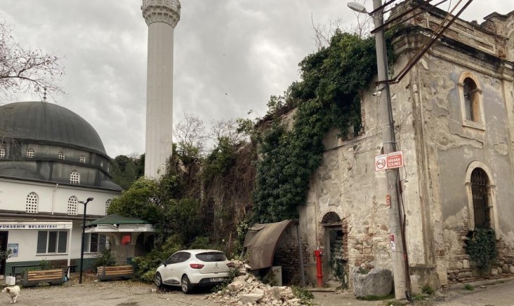 Fırtına tarihi kiliseyi de vurdu