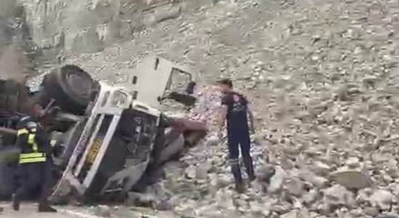 Freni patlayan tırdan atlayan sürücü öldü