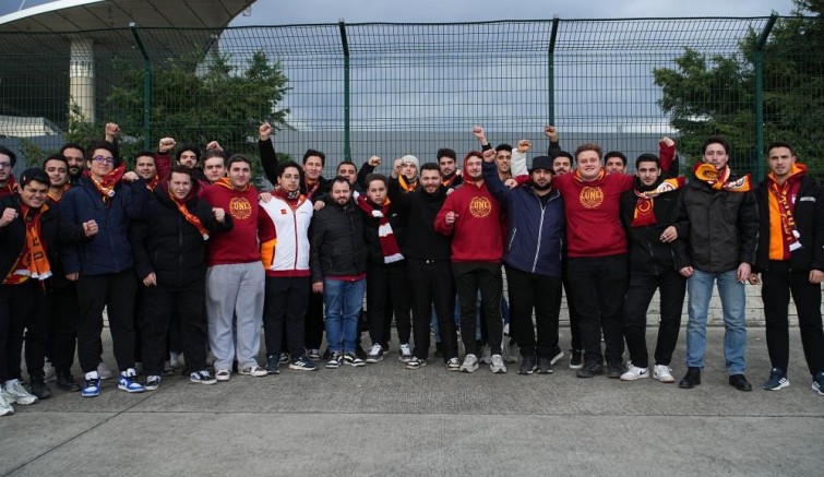 Galatasaray taraftarı stada geldi