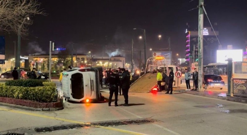 Gaziantep’te iki araç kafa kafaya çarpıştı: 3 yaralı