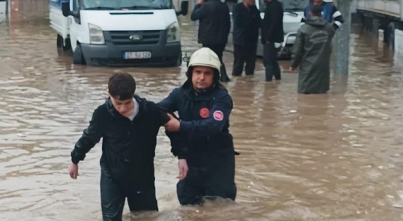 Gaziantep'te "süper hücre" hayatı felç etti