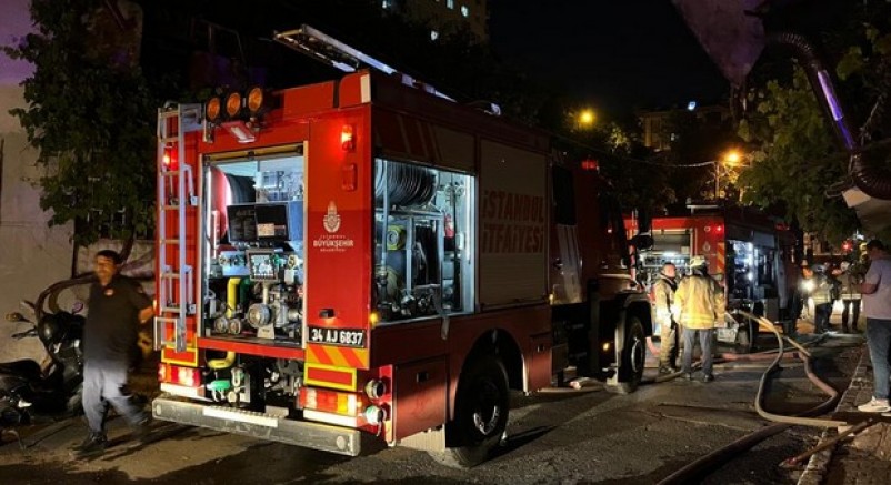 Gaziosmanpaşa'da gecekondu alev alev yandı