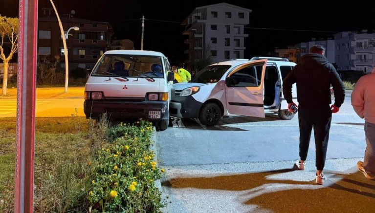 Gazipaşa’da iki kamyonet çarpıştı: 1 yaralı