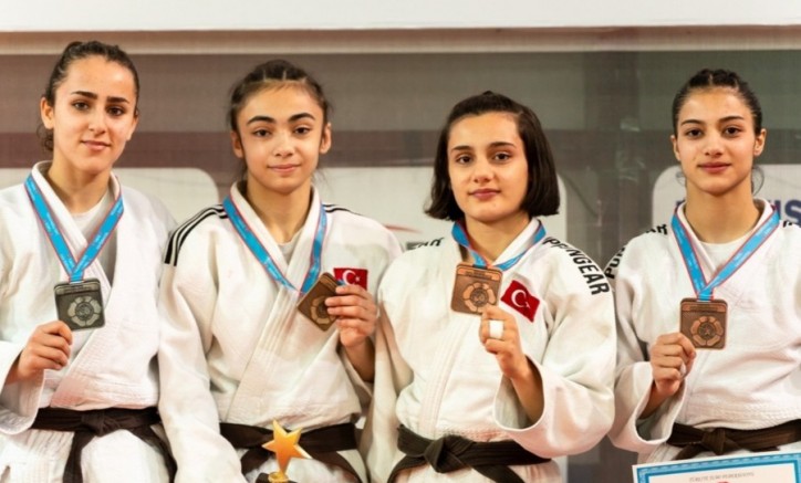 Gemlik Belediyespor salonda fırtına gibi esti