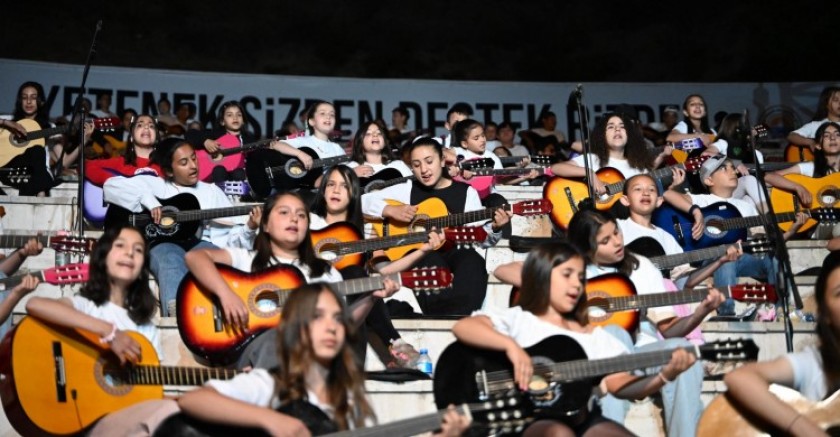 Gemlik'te yüzlerce genç 19 Mayıs'ta yeteneklerini sergiledi