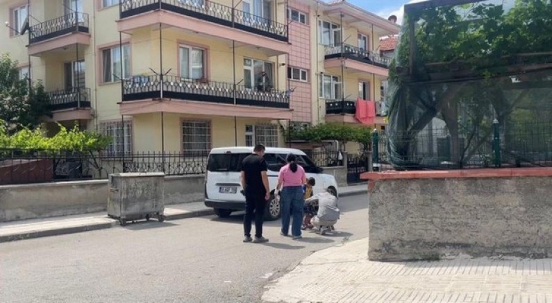 Genç kadın, anne ve babasını bıçakla rehin aldı