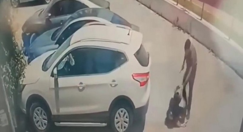 Genç kadını sokak ortasında bıçakladı