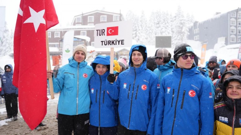 Genç kayakçılar Uludağ'da kıyasıya yarışıyor