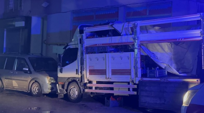 Genç kız, 4. kattan kamyonet kasasına düşüp ağır yaralandı
