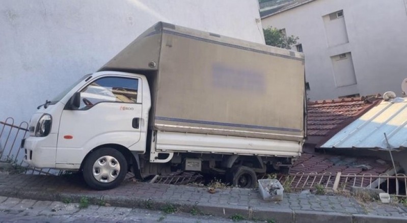 Geri kayan kamyonet evin çatısına düştü