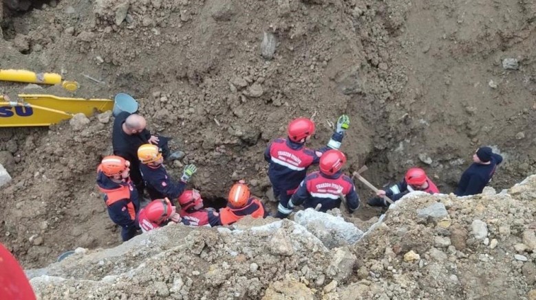 Göçük altından sağ kurtarıldı