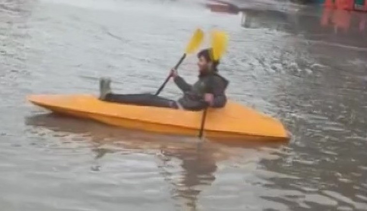 Gölde değil sokakta kano keyfi