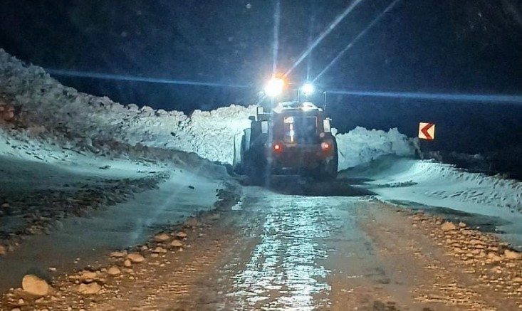 Gümüşhane’de Yağmurdere karayoluna çığ düştü
