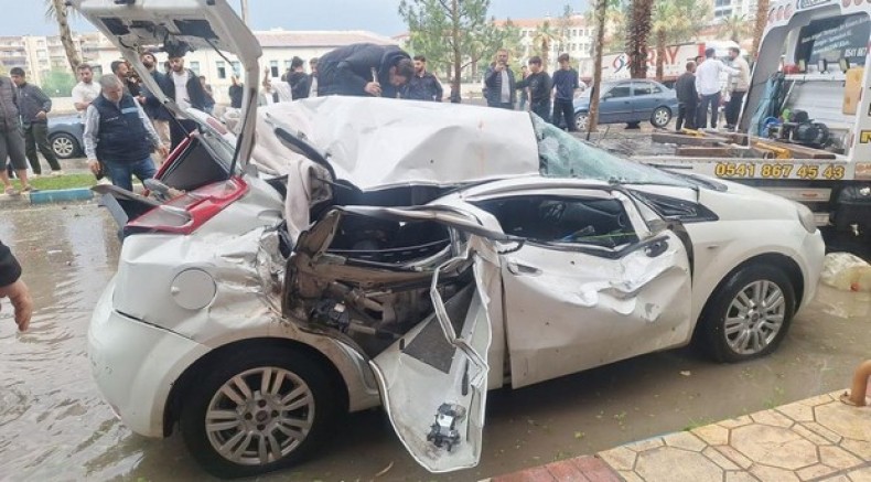 Güneş enerjisi paneli otomobilin üzerine devrildi: 1 ölü