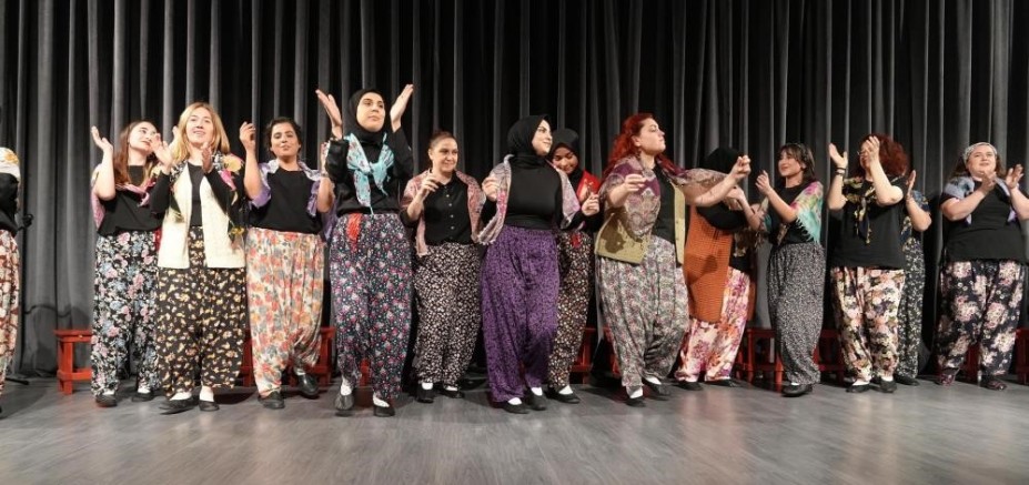 Gürsulu kadınlar sahne tozunu yuttu, ayakta alkışlandı