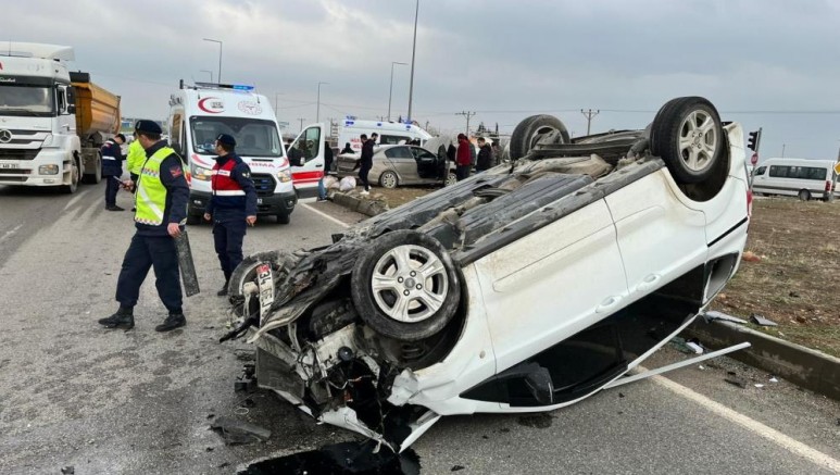 Hafif ticari araç ile otomobil çarpıştı: 6 yaralı